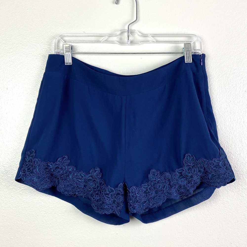 Buttons | Navy Blue Scallop Lace Shorts Juniors L